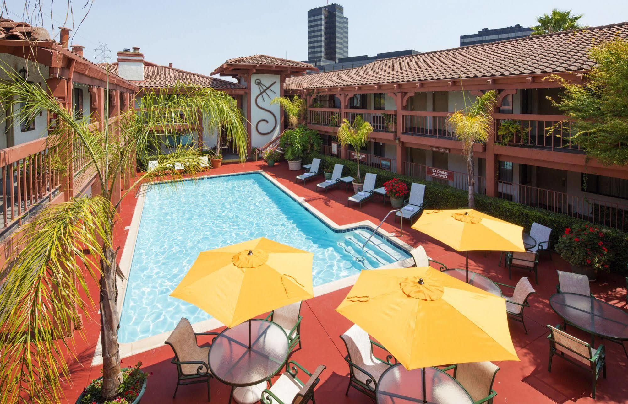 Campbell Inn Hotel Экстерьер фото